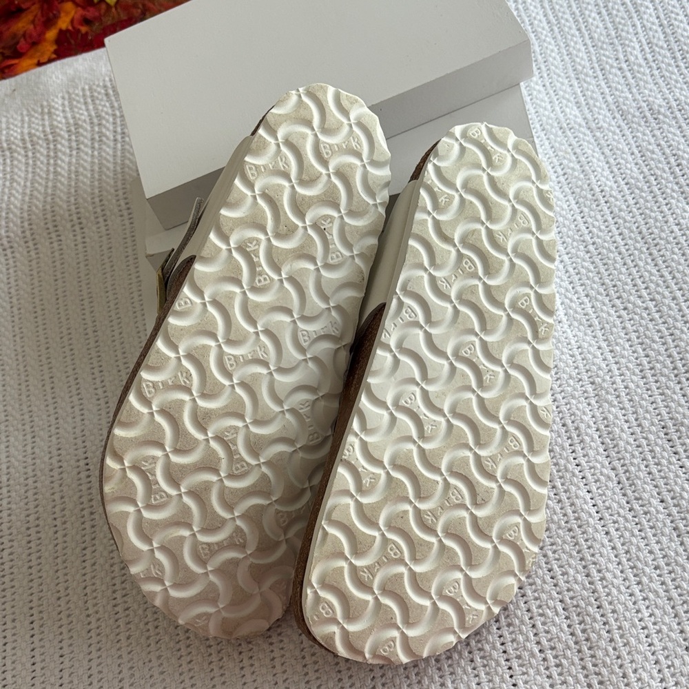 Birkenstock Gizeh White Floral Sandals - Picture 5 of 7